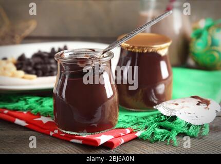 Dessert au chocolat dans un petit bocaux en verre et cocktail au lait au chocolat sur fond de bois Banque D'Images