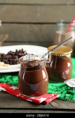 Dessert au chocolat dans un petit bocaux en verre et cocktail au lait au chocolat sur fond de bois Banque D'Images