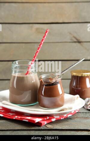 Dessert au chocolat dans un petit bocaux en verre et cocktail au lait au chocolat sur fond de bois Banque D'Images