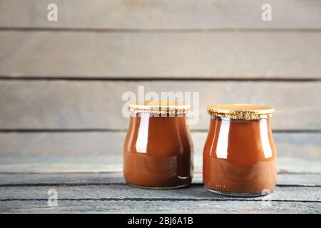 Dessert au chocolat dans un petit bocaux en verre sur fond de bois Banque D'Images