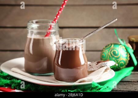 Dessert au chocolat dans un petit bocaux en verre et cocktail au lait au chocolat sur fond de bois Banque D'Images