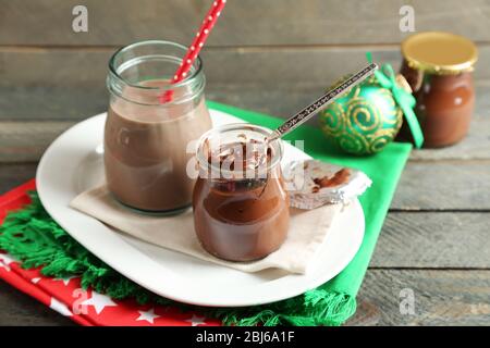 Dessert au chocolat dans un petit bocaux en verre et cocktail au lait au chocolat sur fond de bois Banque D'Images