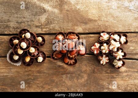 Composition de différentes bonbons au chocolat sur fond de bois Banque D'Images