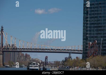 NEW YORK, NY - 28 AVRIL 2020: Les Blue Angels de la Marine américaine et les jets Thunderbirds de l'armée de l'air américaine effectuent un survol de New York City. Banque D'Images