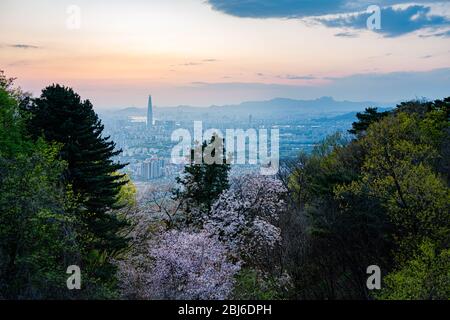 Namhansanseong, Corée du Sud - 26 AVRIL 2020: Parc provincial Namhansanseong, qui abrite la forteresse du même nom, est un site de l'UNESCO avec vue sur Séoul. Banque D'Images