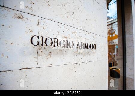 Vienne, Autriche - 5 juillet 2011: Giorgio Armani magasin phare dans le centre de Vienne - signalisation murale pour la marque Banque D'Images