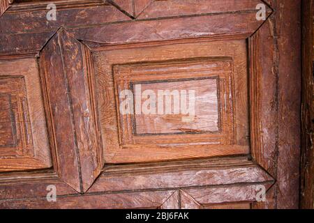 Une image détaillée d'une section de la porte en bois de la Mission San Xavier del bac, au sud de Tucson, Arizona, vieille de 400 ans. Banque D'Images