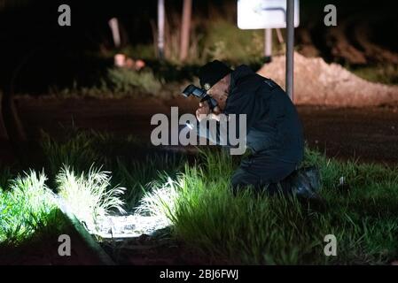 Glinde, Allemagne. 28 avril 2020. Un scientifique médico-légal photographie des preuves sur la scène du crime. Un homme a été abattu près d'un parcours de golf à Glinde près de Hambourg. Trois suspects se sont échappés, a déclaré un porte-parole de la police pendant la nuit. Crédit: Jonas Walzberg/dpa/Alay Live News Banque D'Images