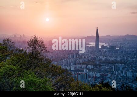 Namhansanseong, Corée du Sud - 26 AVRIL 2020: Parc provincial Namhansanseong, qui abrite la forteresse du même nom, est un site de l'UNESCO avec vue sur Séoul. Banque D'Images