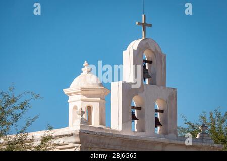 Trois cloches de mission pendent à San Xavier del bac, dans le sud de l'Arizona. Banque D'Images