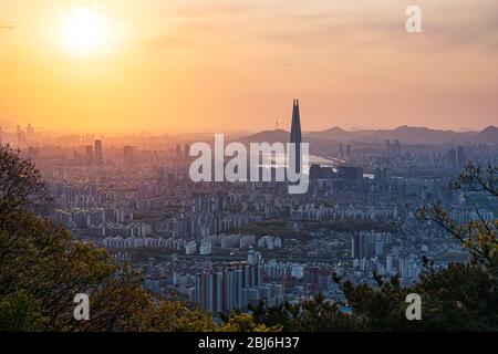 Namhansanseong, Corée du Sud - 26 AVRIL 2020: Parc provincial Namhansanseong, qui abrite la forteresse du même nom, est un site de l'UNESCO avec vue sur Séoul. Banque D'Images