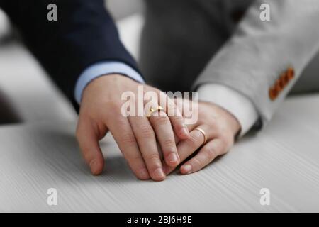 Deux homosexuels portant des anneaux de mariage Banque D'Images