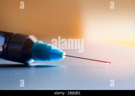 Goutte sur l'extrémité de la seringue. Concentrez-vous sur le droplet Banque D'Images