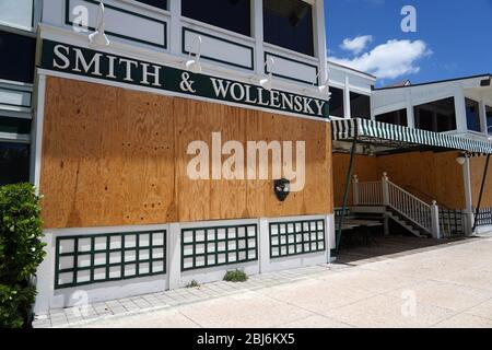 MIAMI BEACH, FL - 28 AVRIL : vue générale du restaurant Smith & Wollensky à Miami Beach pendant la pandémie de coronavirus le 28 avril 2020 à Miami Beach, en Floride. À partir du 29 avril, le comté de Miami-Dade ouvrira des parcs publics, des marinas et des terrains de golf, à mesure que la phase 1 de la fin de l'arrêt du coronavirus est en cours. COVID-19 s'est propagé dans la plupart des pays du monde entier, faisant plus de 215 000 morts avec des infections de plus de 3,1 millions de personnes. (Photo de Alberto E. Tamargo/Sipa USA) Banque D'Images