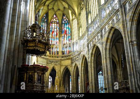 Pupit privé dans la cathédrale Saint-Vitus de Prague, en Tchéquie avec des vitraux et de nombreuses arcades près de l'autel, de la nef et de la chapelle Banque D'Images