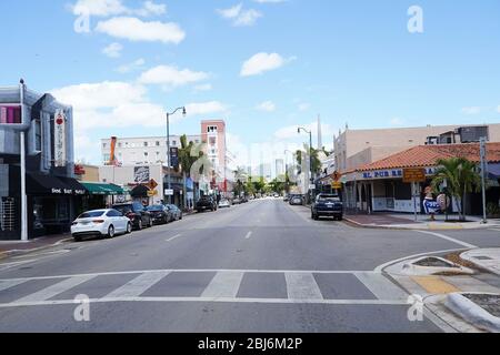 MIAMI, FL - 28 AVRIL : vue générale de la célèbre Calle Ocho à Little Havana lors de la pandémie de coronavirus le 28 avril 2020 à Miami, en Floride. À partir du 29 avril, le comté de Miami-Dade ouvrira des parcs publics, des marinas et des terrains de golf, à mesure que la phase 1 de la fin de l'arrêt du coronavirus est en cours. COVID-19 s'est propagé dans la plupart des pays du monde entier, en prétendant que plus de 215 000 personnes vivent avec des infections de plus de 3,1 millions de personnes (photo d'Alberto E. Tamargo/Sipa USA) Banque D'Images