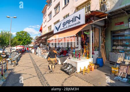 Une femme passe devant une boutique colorée vendant des pipes de hookah et d'autres souvenirs et cadeaux près du bazar et du marché d'Eminonu à Istanbul, en Turquie. Banque D'Images