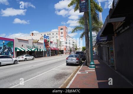 MIAMI, FL - 28 AVRIL : vue générale de la célèbre Calle Ocho à Little Havana lors de la pandémie de coronavirus le 28 avril 2020 à Miami, en Floride. À partir du 29 avril, le comté de Miami-Dade ouvrira des parcs publics, des marinas et des terrains de golf, à mesure que la phase 1 de la fin de l'arrêt du coronavirus est en cours. COVID-19 s'est propagé dans la plupart des pays du monde entier, en prétendant que plus de 215 000 personnes vivent avec des infections de plus de 3,1 millions de personnes (photo d'Alberto E. Tamargo/Sipa USA) Banque D'Images