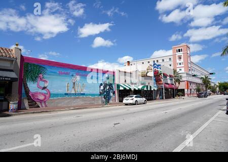 MIAMI, FL - 28 AVRIL : vue générale de la célèbre Calle Ocho à Little Havana lors de la pandémie de coronavirus le 28 avril 2020 à Miami, en Floride. À partir du 29 avril, le comté de Miami-Dade ouvrira des parcs publics, des marinas et des terrains de golf, à mesure que la phase 1 de la fin de l'arrêt du coronavirus est en cours. COVID-19 s'est propagé dans la plupart des pays du monde entier, en prétendant que plus de 215 000 personnes vivent avec des infections de plus de 3,1 millions de personnes (photo d'Alberto E. Tamargo/Sipa USA) Banque D'Images