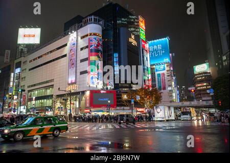 Une section du célèbre Shibuya Crossing, ou Shibuya Scramble Crossing, est une traversée populaire à Shibuya, Tokyo, Japon. Banque D'Images