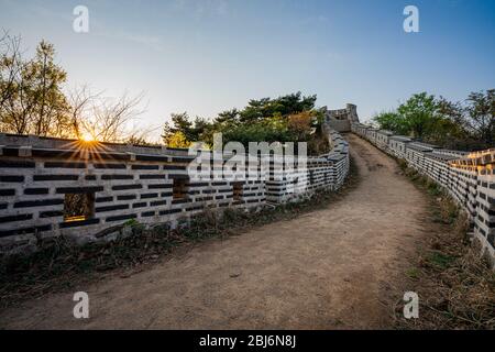 Namhansanseong, Corée du Sud - 26 AVRIL 2020: Parc provincial Namhansanseong, qui abrite la forteresse du même nom, est un site de l'UNESCO avec vue sur Séoul. Banque D'Images