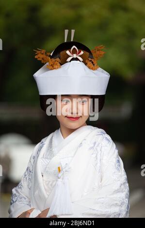 Mariée japonaise portant un kimono traditionnel et une coiffure juste avant la cérémonie de mariage au sanctuaire Meiji Jingu, Tokyo Japon Banque D'Images