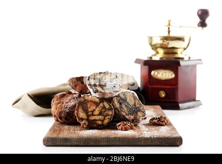 Bonbons au chocolat salami et moulin à café, isolés sur blanc Banque D'Images