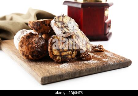 Bonbons au chocolat salami et moulin à café, gros plan Banque D'Images