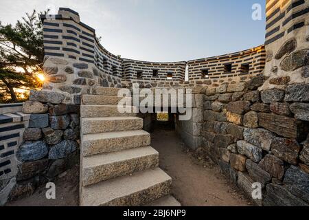 Namhansanseong, Corée du Sud - 26 AVRIL 2020: Parc provincial Namhansanseong, qui abrite la forteresse du même nom, est un site de l'UNESCO avec vue sur Séoul. Banque D'Images