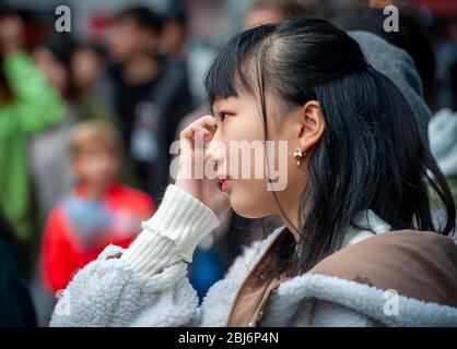 Femme japonaise marchant dans le quartier de la mode de Takeshita Street dans le quartier de Harajuku, Tokyo, Japon Banque D'Images