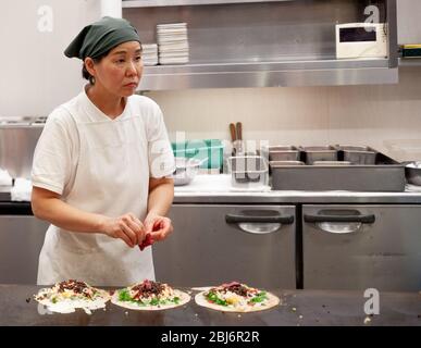 Un vendeur au marché Nishiki également connu sous le nom de cuisine Kyotos vendant des aliments Banque D'Images