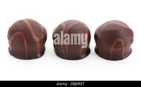 Trois bonbons au chocolat, isolés sur blanc Banque D'Images