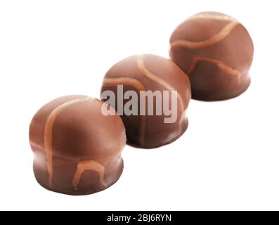 Trois bonbons au chocolat, isolés sur blanc Banque D'Images