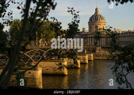 L'emblématique Pont des Arts dans la lumière du soir, Paris FR Banque D'Images