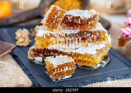 Gros plan magique en nid d'abeilles, récolte du miel, cueillette du miel. Nid d'abeilles biologique (miel de Karakovan turc) Istanbul, Turquie. Banque D'Images