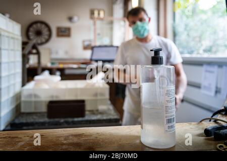 L'homme travaille dans un restaurant de pizza avec son masque et sa protection contre le covid 19. Situation de pandémie Banque D'Images