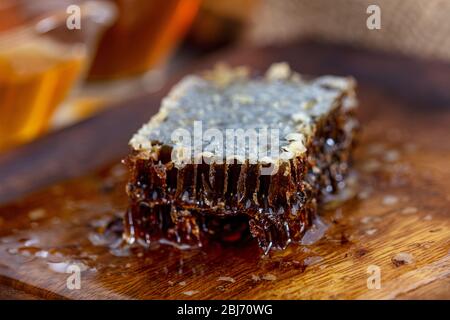 Gros plan magique en nid d'abeilles, récolte du miel, cueillette du miel. Nid d'abeilles biologique (miel de Karakovan turc) Istanbul, Turquie. Banque D'Images