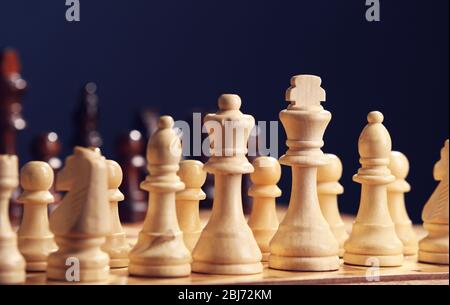 Pièces d'échecs et jeu sur fond bleu Banque D'Images