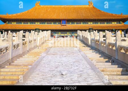 Beijing, Chine - 9 janvier 2020: Dragon et nuages gravés sur l'escalier principal de Taihedian (Hall of Supreme Harmony) dans la Cité Interdite Banque D'Images