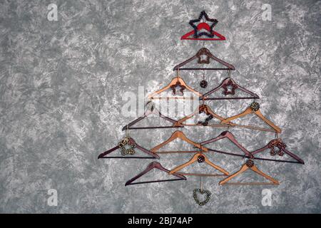 Arbre de Noël en cintres sur le mur Banque D'Images