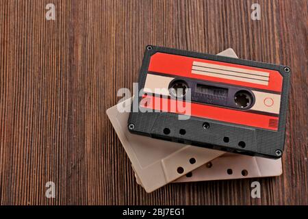 Vieilles cassettes audio sur fond de bois Banque D'Images