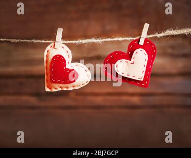 Concept de Saint-Valentin. Deux coeurs d'amour suspendus sur la corde à linge Banque D'Images