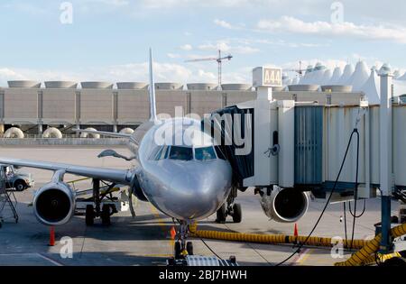 Aurora Colorado États-Unis Aéroport international de Denver; les pilotes d'un avion de transport de passagers commercial se préparent pour le vol lorsque les passagers entrent dans le véhicule et le sol Banque D'Images