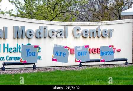 St Joseph Michigan USA 23 avril 2020; un signe de temps comme des gens de ville rendent hommage à nos héros médicaux en dehors d'un hôpital aux Etats-Unis , pendant la couronne-v Banque D'Images