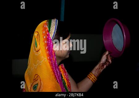 Femme offrant de l'eau pendant le karwa chauth Karva Chauth est un festival d'une journée célébré par les femmes hindoues Banque D'Images