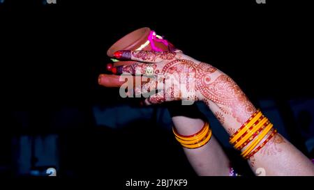 Femme offrant de l'eau pendant le karwa chauth Karva Chauth est un festival d'une journée célébré par les femmes hindoues Banque D'Images