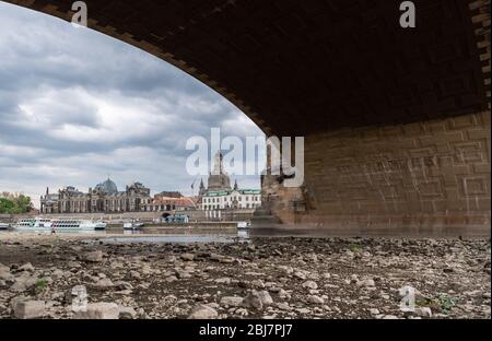 Dresde, Allemagne. 28 avril 2020. Les rives de l'Elbe sous l'arche du pont Augustusbrücke devant le paysage historique de la vieille ville avec l'académie d'art (l), la Brühlsche terrasse et la Frauenkirche. Crédit: Robert Michael/dpa-Zentralbild/dpa/Alay Live News Banque D'Images