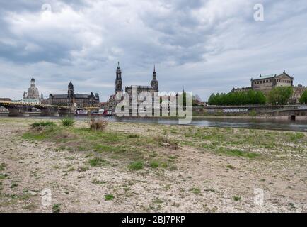 Dresde, Allemagne. 28 avril 2020. Les rives de l'Elbe s'assèchent dans le contexte historique de la vieille ville avec la Frauenkirche (l-r), le Ständehaus, l'hôtel de ville, la Hofkirche, l'Hausmannsturm et le Semperoper. Crédit: Robert Michael/dpa-Zentralbild/dpa/Alay Live News Banque D'Images