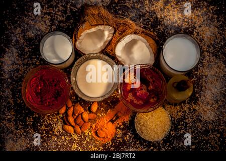 Masque complet de noix de coco pour tous les types de peau comprenant du lait de coco, de l'eau de rose, du yaourt, du babeurre, des flocons d'avoine, des amandes, du jus de lime, du curcuma, r Banque D'Images