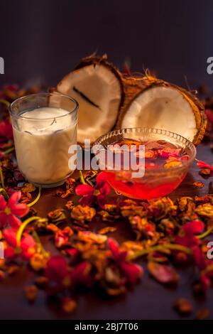 Masque de visage pour le lait de coco pour la protection contre les UV (rayons ultraviolets) sur une surface de couleur brune composée d'une certaine eau de rose et de lait de coco. Tir o Banque D'Images